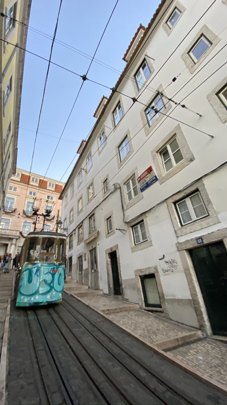 Обои трек, квартира, окно, архитектура, соседство в разрешении 750x1334