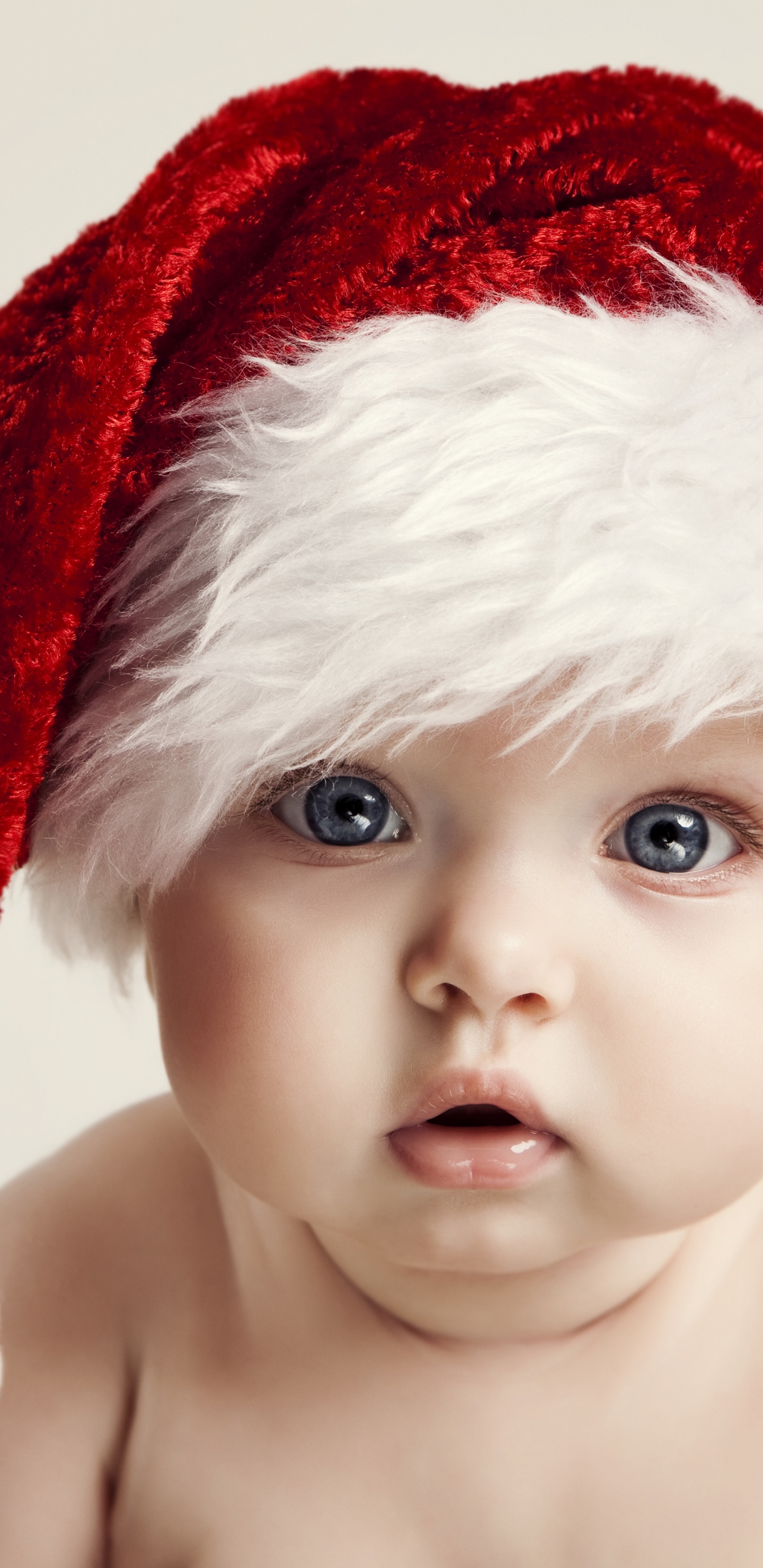 Обои привлекательность, ребенок, красный цвет, нос, головной убор в разрешении 1440x2960
