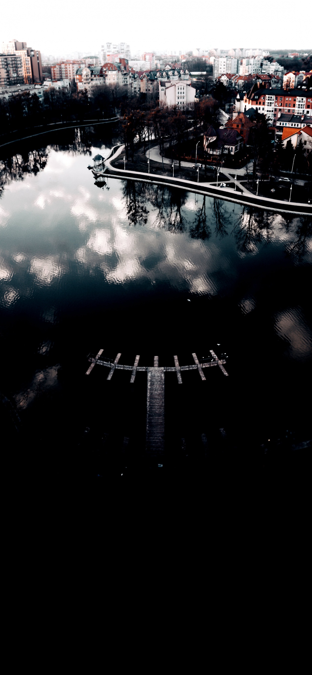 Обои отражение, вода, облако, автомобильные шины, асфальт в разрешении 1242x2688