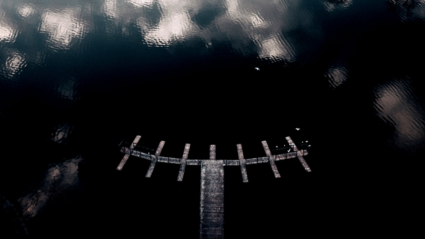 Обои отражение, вода, облако, автомобильные шины, асфальт в разрешении 1366x768