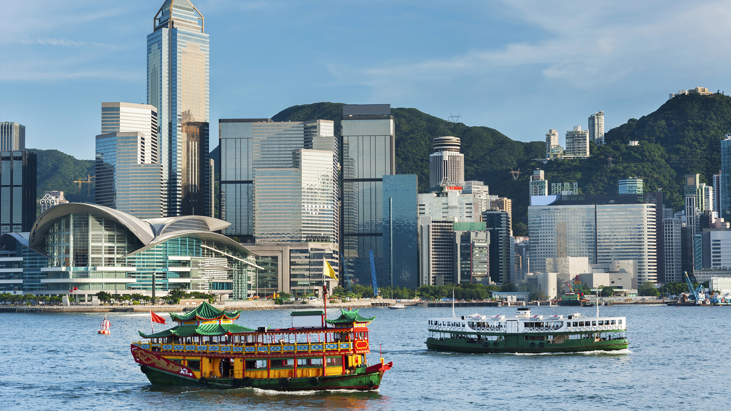 Обои Ван-Чай, перевозка воды, город, линия горизонта, городской пейзаж в разрешении 2560x1440