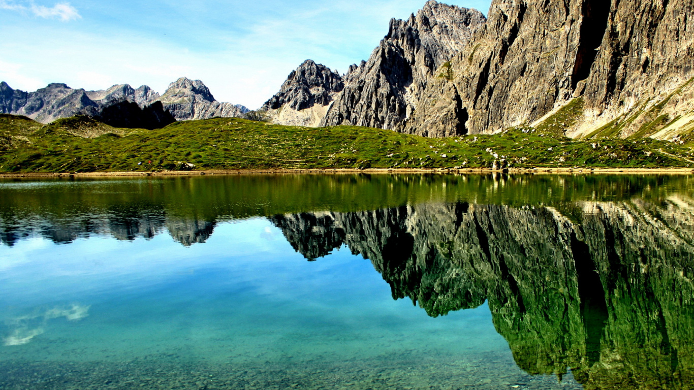 Обои отражение, природа, горный рельеф, вода, дикая местность в разрешении 1366x768