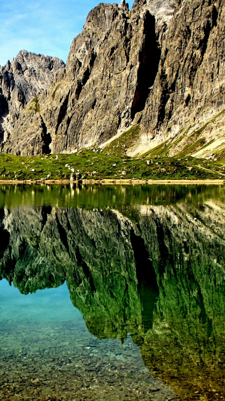 Обои отражение, природа, горный рельеф, вода, дикая местность в разрешении 720x1280