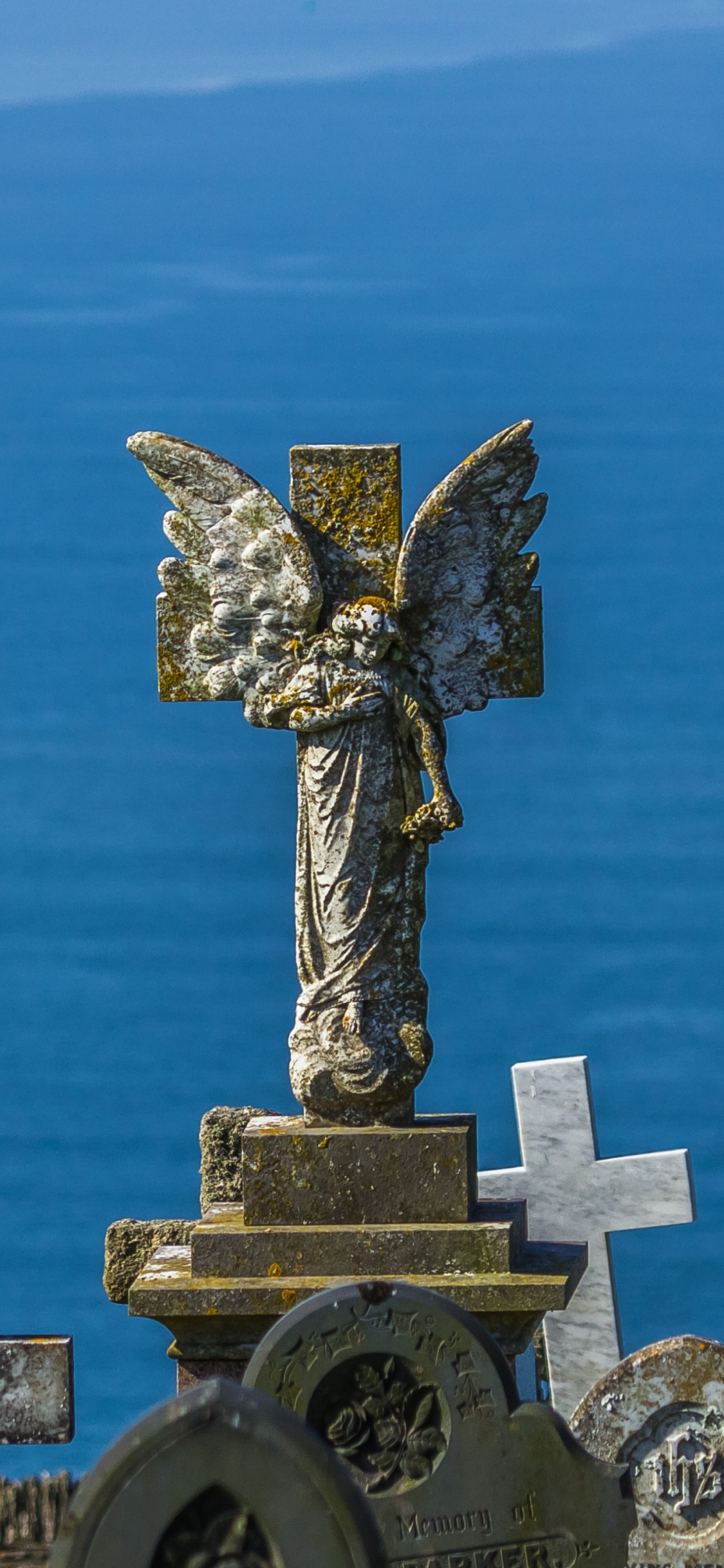 Обои статуя, ангел, ориентир, море, побережье в разрешении 1125x2436