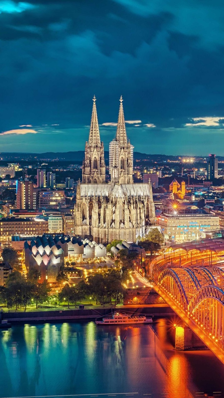 Обои городской пейзаж, город, ориентир, городской район, отражение в разрешении 720x1280