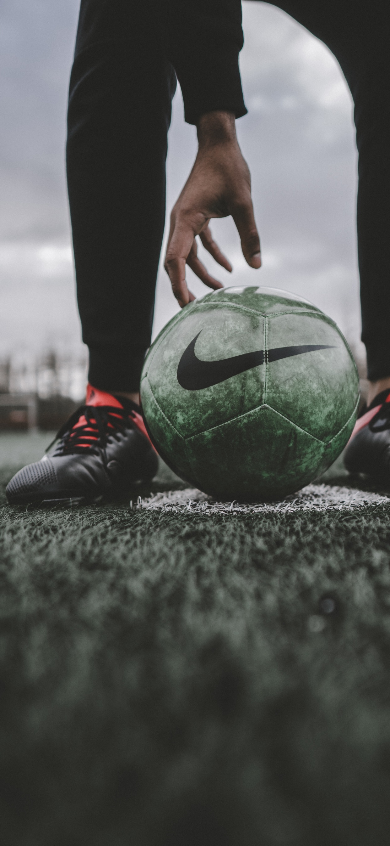 Обои дриблинг, Лот Футбол, спортивные тренировки, игра с мячом, спортивный инвентарь в разрешении 1242x2688