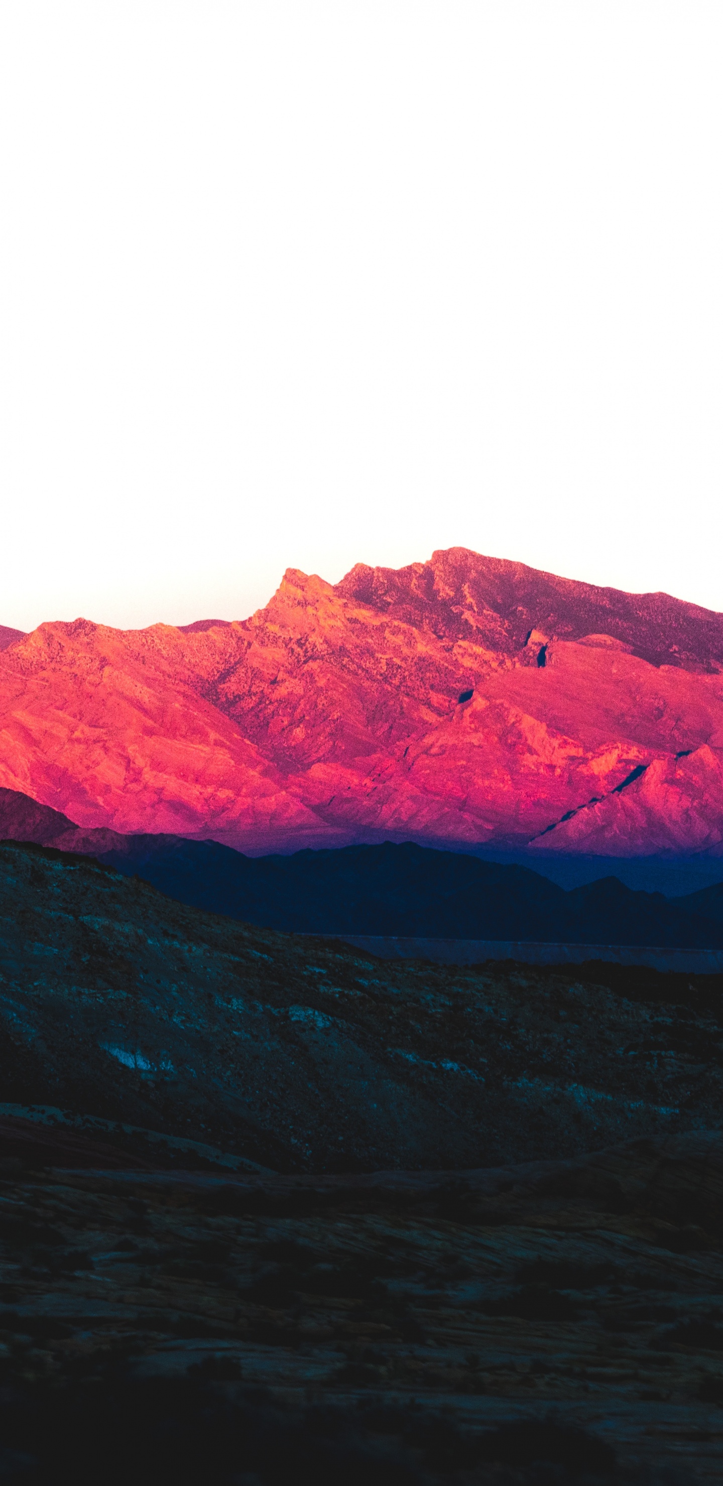 Обои горный рельеф, гора, горный хребет, красный цвет, холм в разрешении 1440x2960