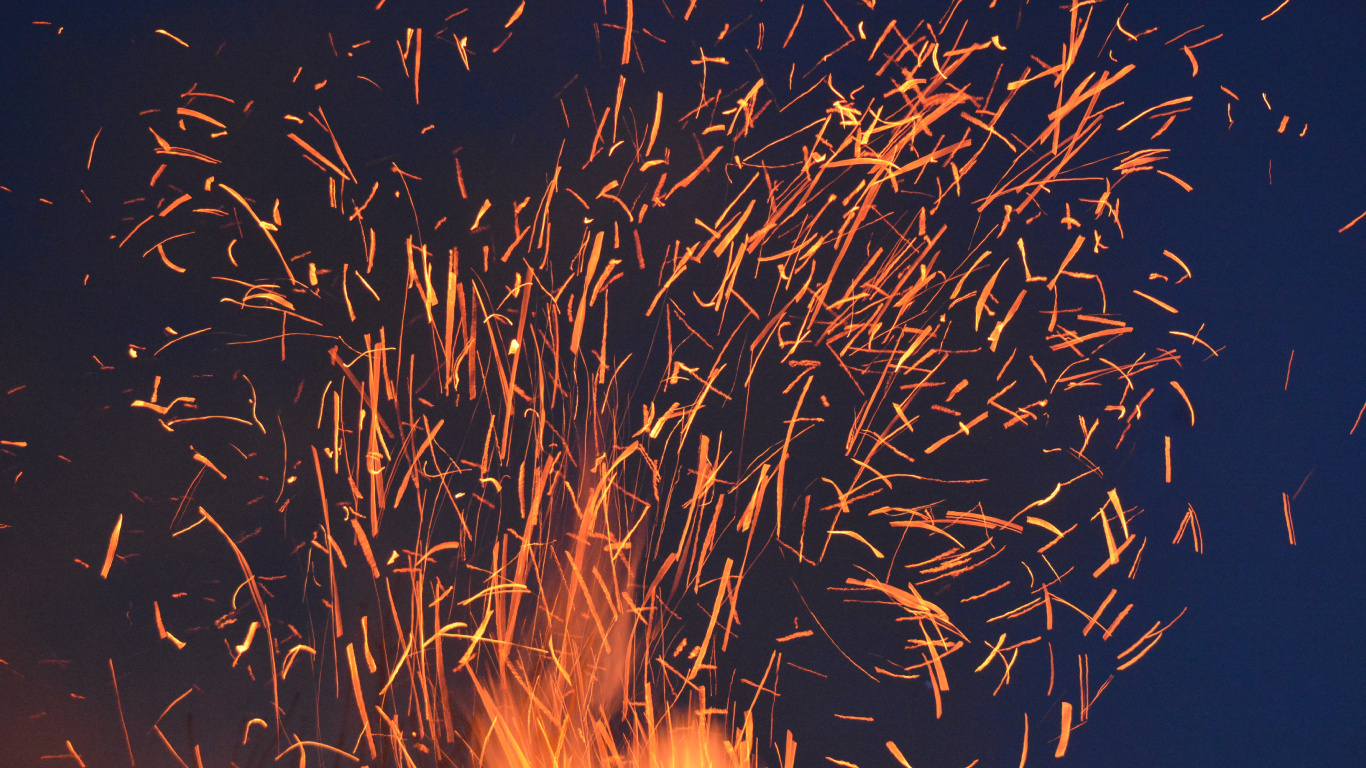 Обои огонь, салют, событие, канун Нового года, трава в разрешении 1366x768