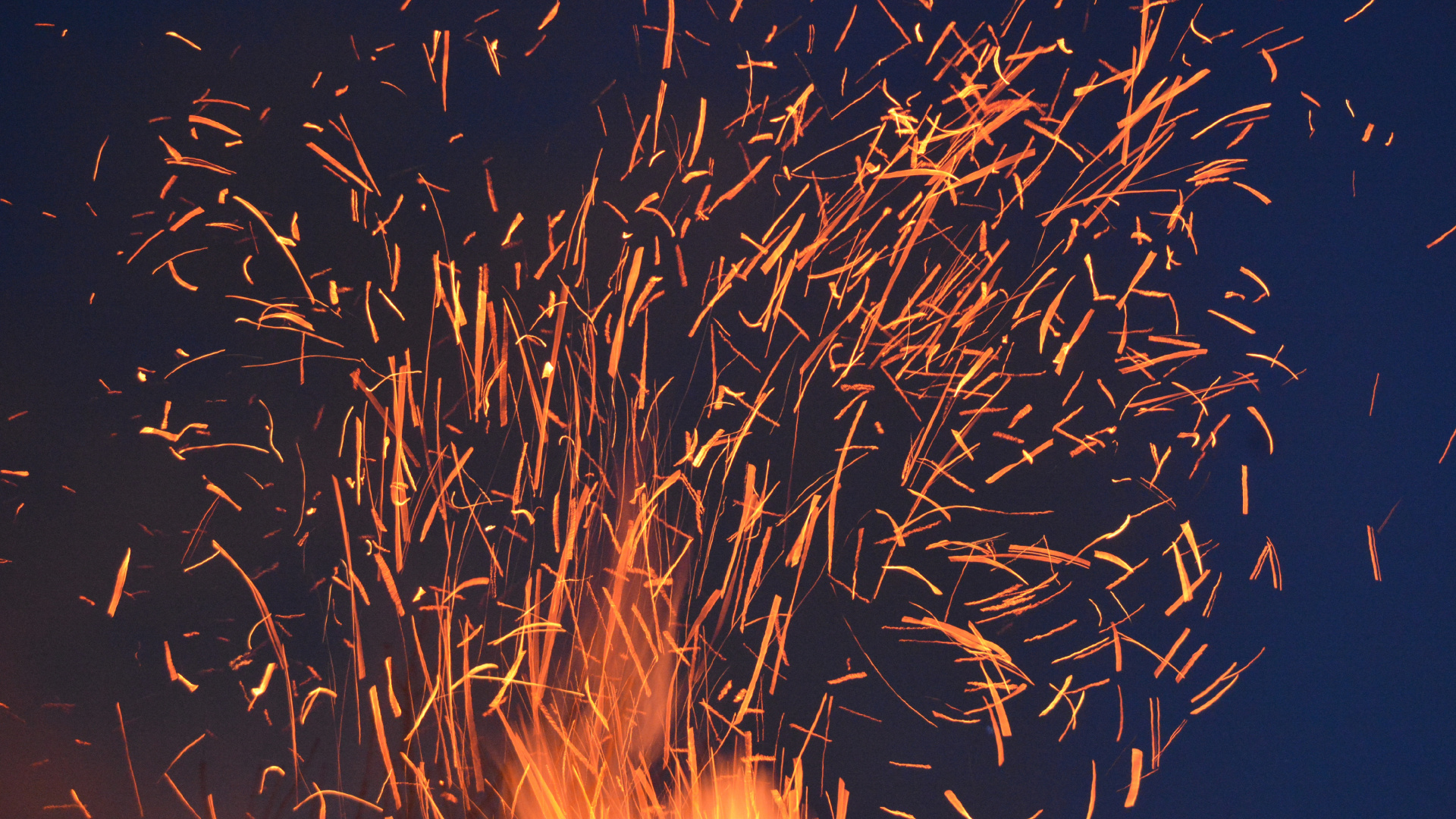 Обои огонь, салют, событие, канун Нового года, трава в разрешении 1920x1080