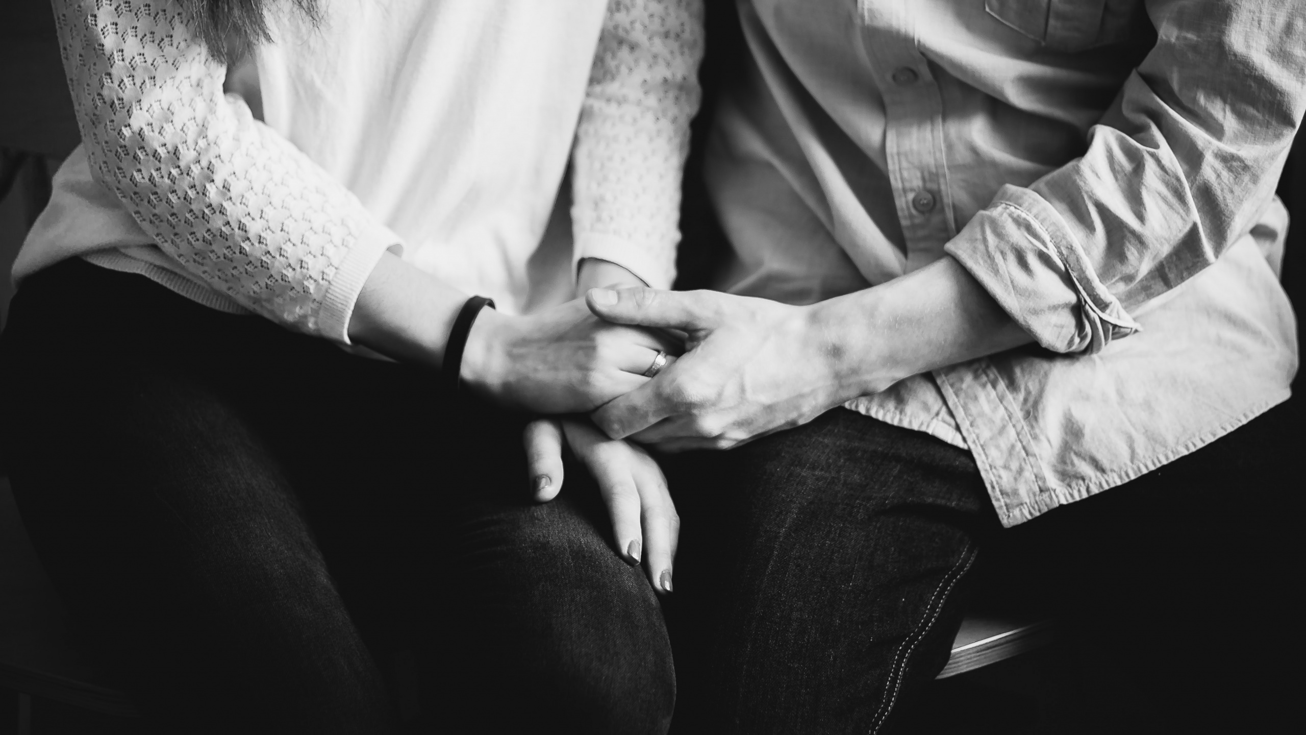 Обои портрет, снимок, человек, рука, черный и белый в разрешении 2560x1440