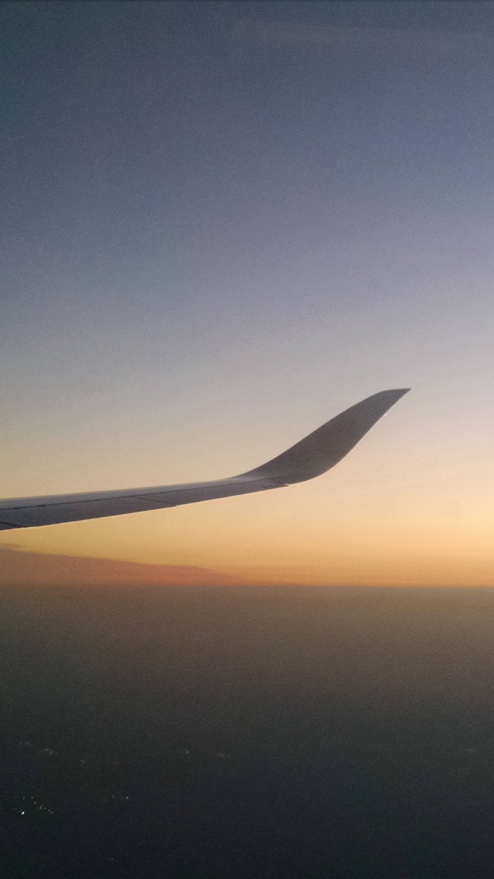 Обои авиалайнер, авиация, воздушное путешествие, горизонт, атмосфера в разрешении 720x1280