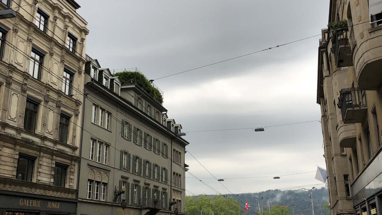 Обои переулок, Король, дорога, окно, городок в разрешении 1280x720