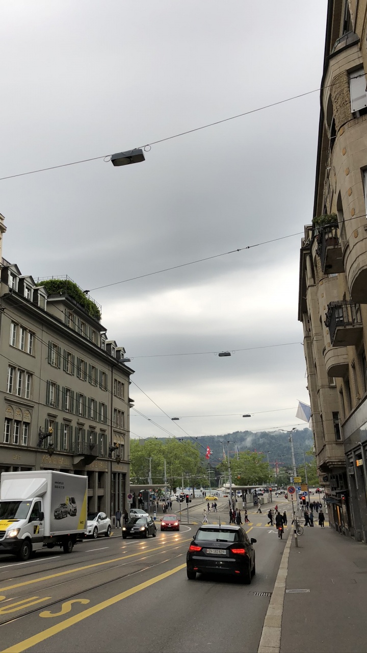 Обои переулок, Король, дорога, окно, городок в разрешении 720x1280