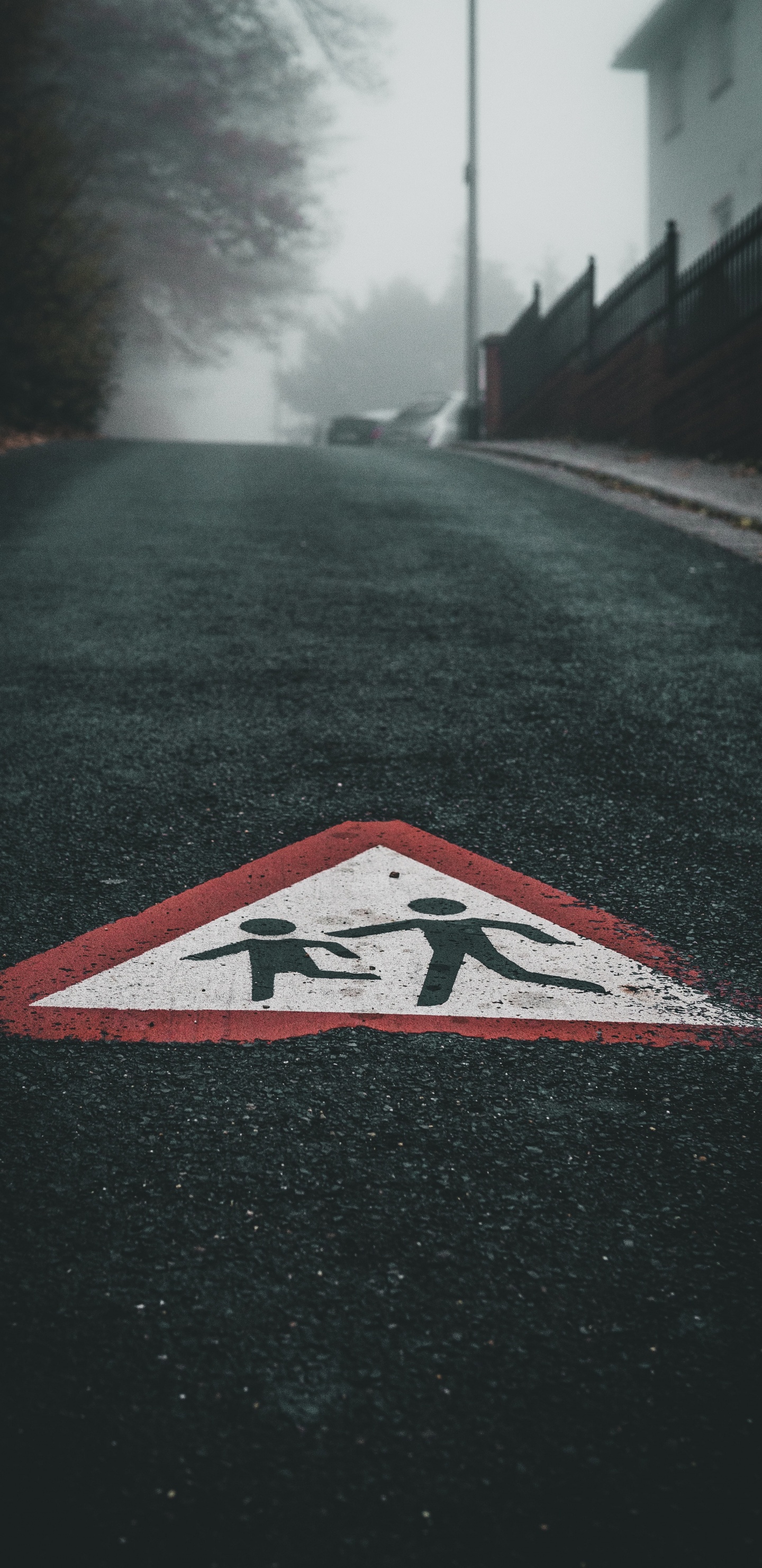 Обои асфальт, переулок, дорога, лого, графика в разрешении 1440x2960