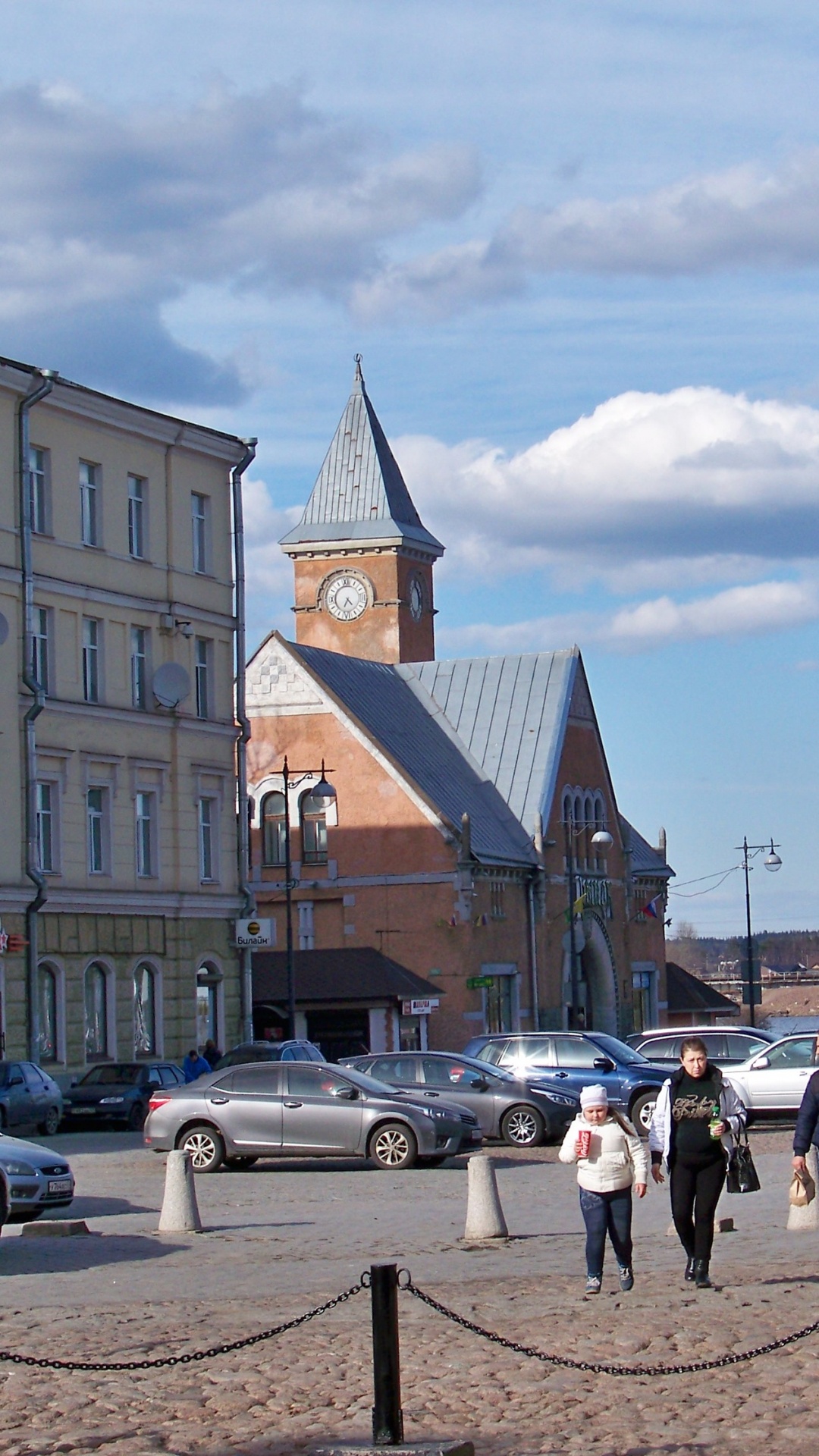 Обои авто, фасад, архитектура, здание, городок в разрешении 1080x1920