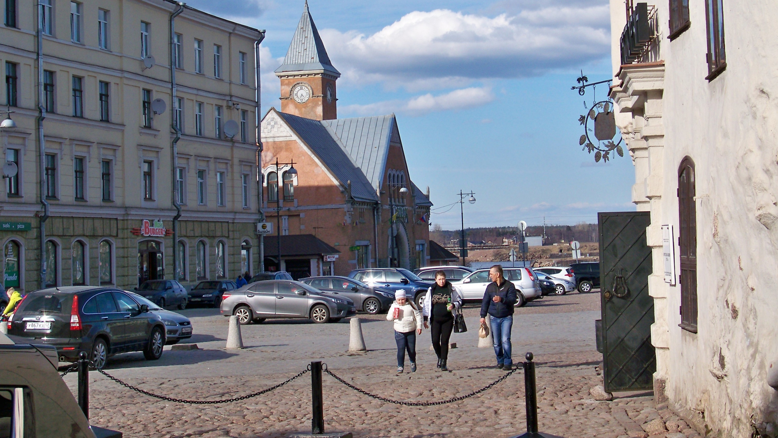 Обои авто, фасад, архитектура, здание, городок в разрешении 2560x1440