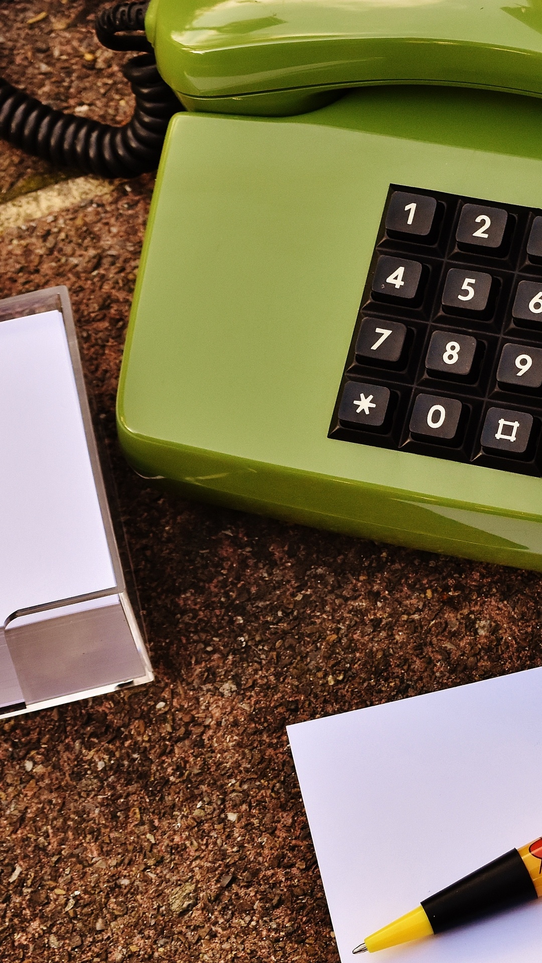 Обои зеленый, гаджет, технологии, электронное устройство, телефон в разрешении 1080x1920