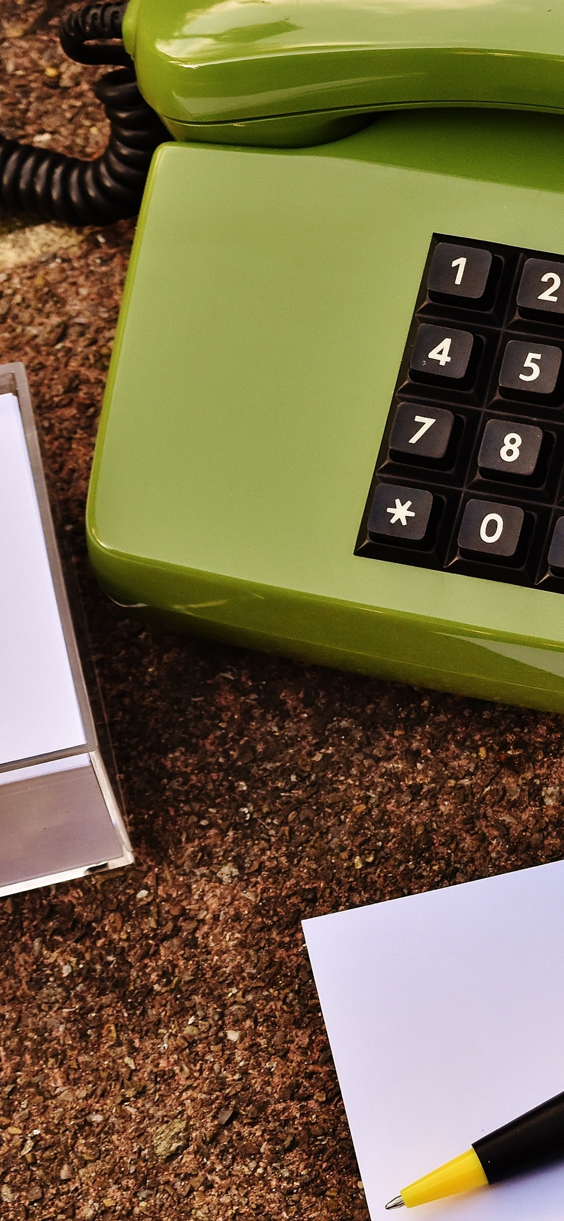 Обои зеленый, гаджет, технологии, электронное устройство, телефон в разрешении 1125x2436