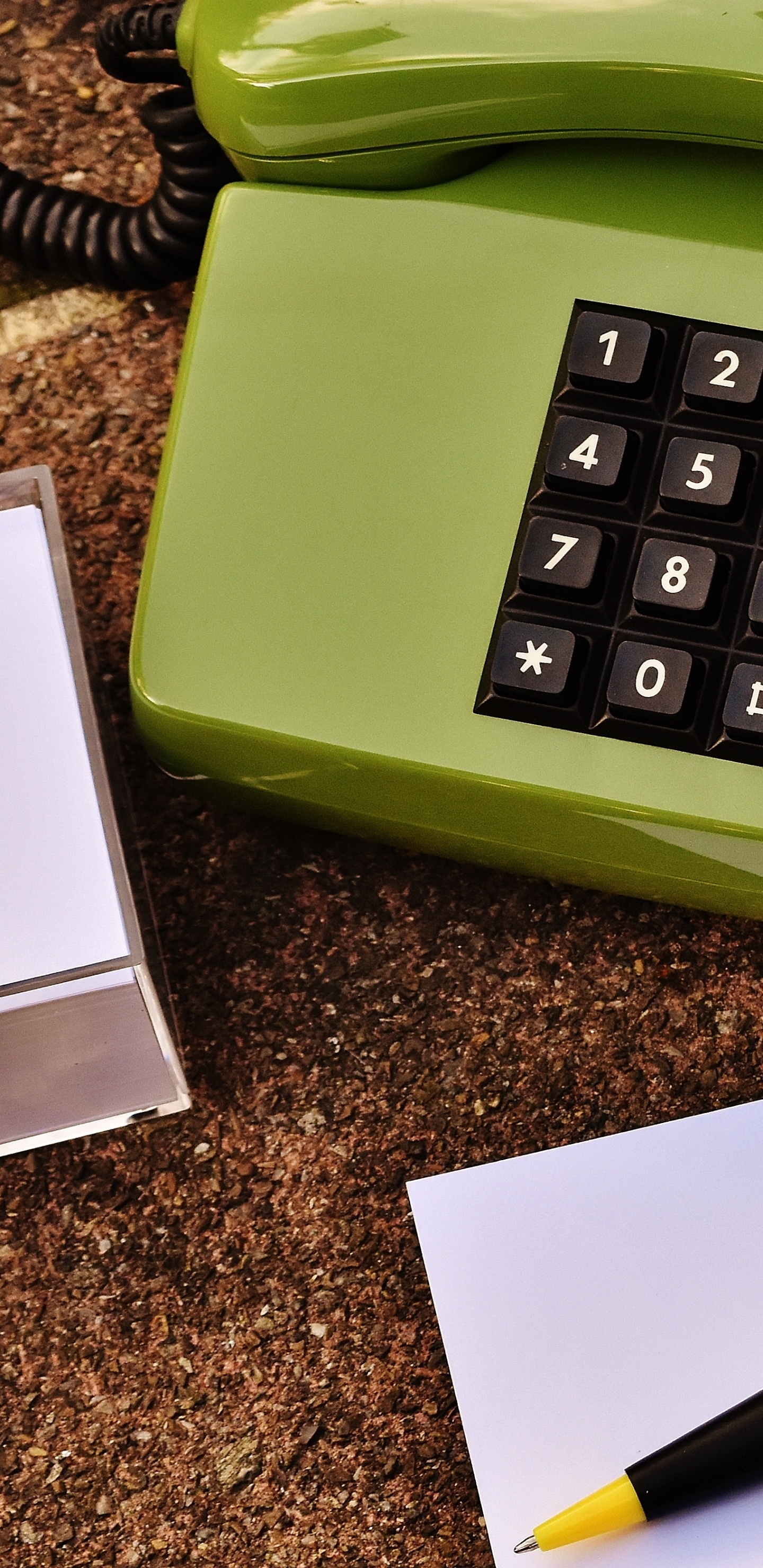 Обои зеленый, гаджет, технологии, электронное устройство, телефон в разрешении 1440x2960