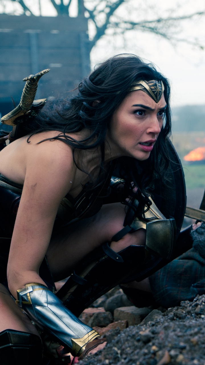 Обои чудоженщина, Чудо-Женщина 1984, Гал гадот, Чудо-женщина в окопах, дерево в разрешении 720x1280