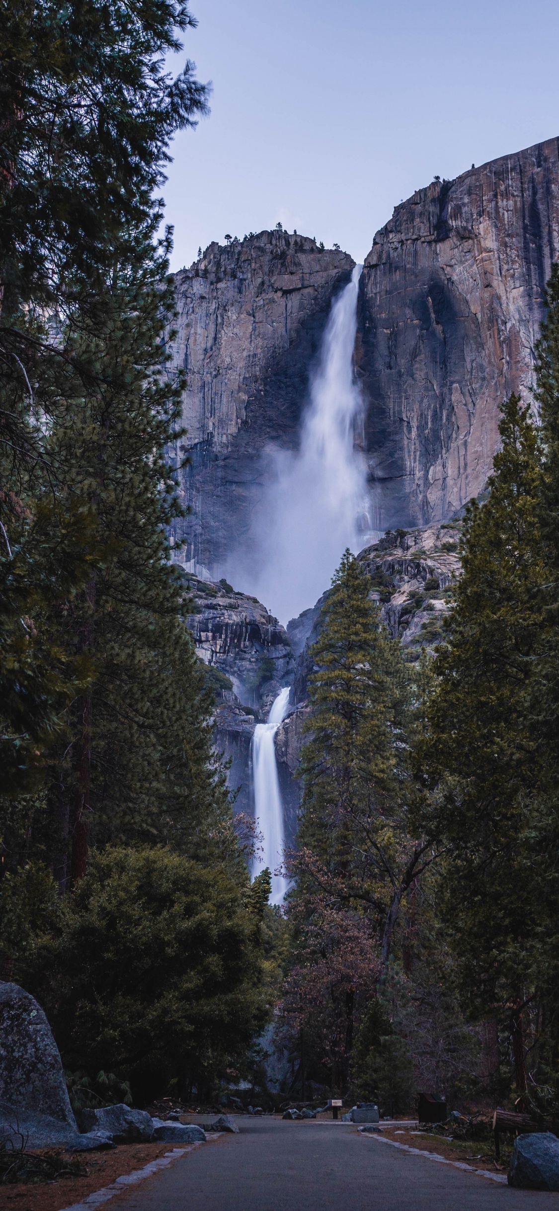 Обои водопад, природа, природный ландшафт, вода, гидроресурсы в разрешении 1125x2436