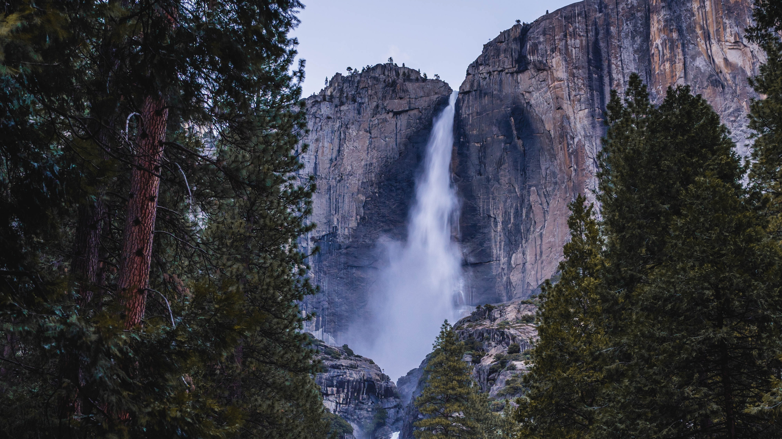 Обои водопад, природа, природный ландшафт, вода, гидроресурсы в разрешении 2560x1440