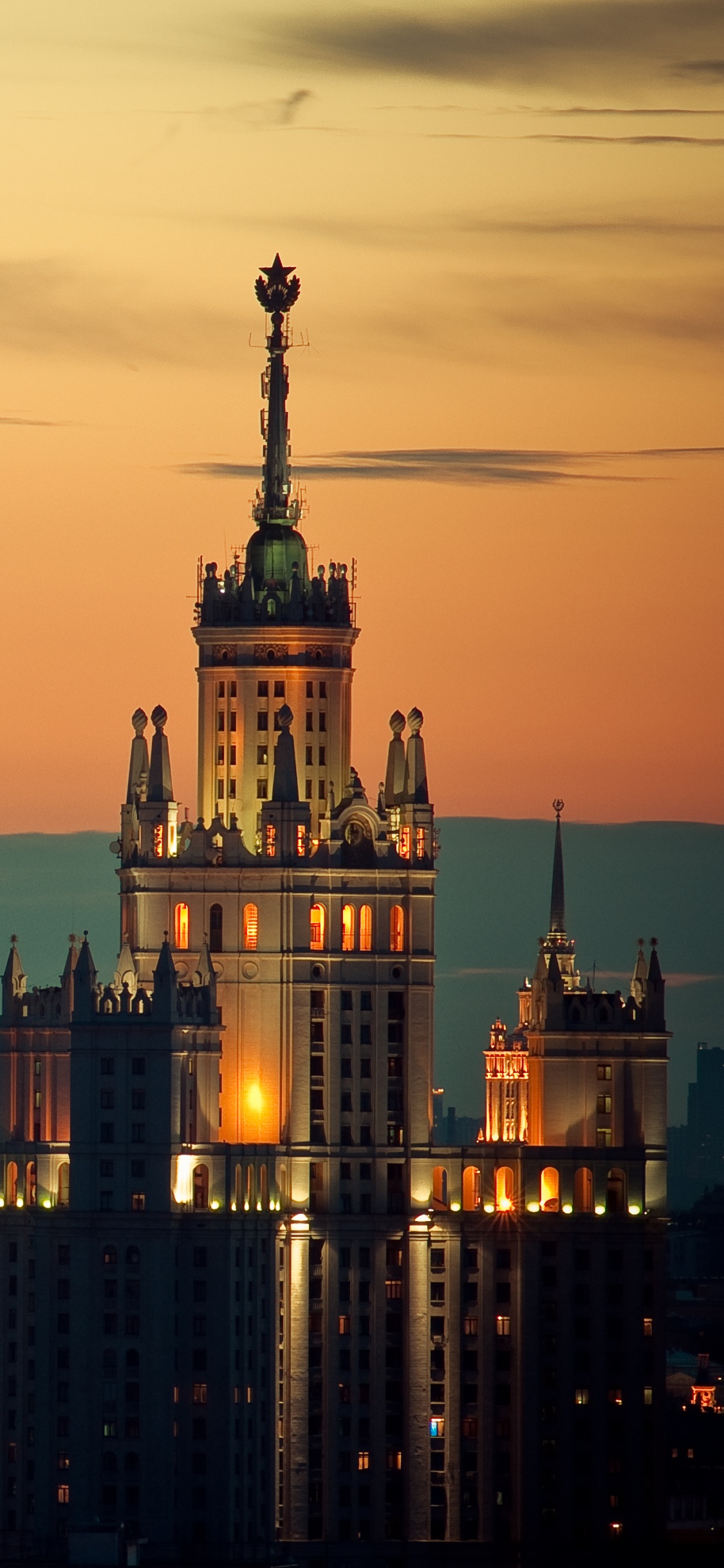 Обои Москва, город, городской пейзаж, линия горизонта, городской район в разрешении 1125x2436