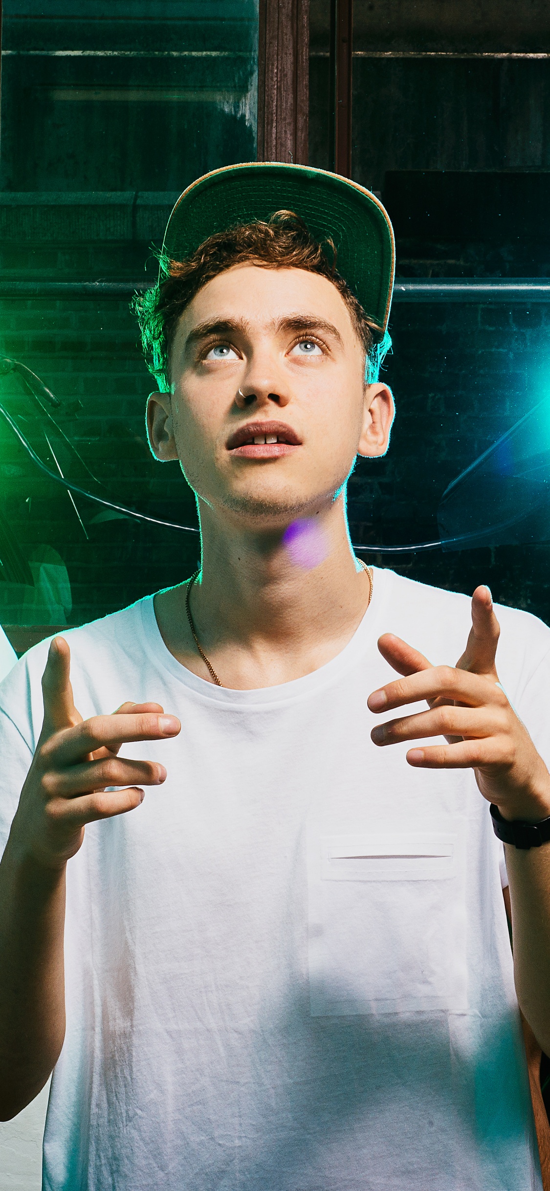 Обои Олли Александр, Лет Лет, музыкальный ансамбль, попса, зеленый в разрешении 1125x2436