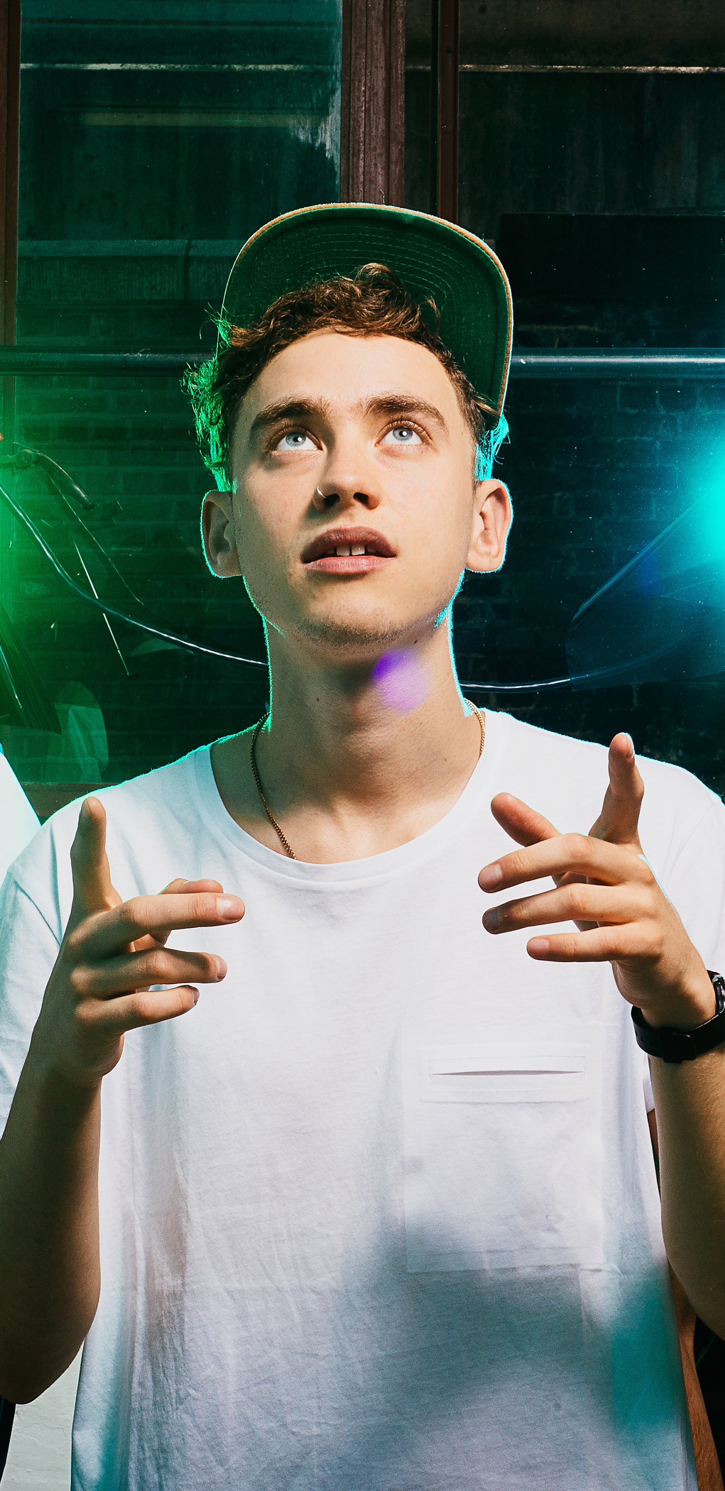 Обои Олли Александр, Лет Лет, музыкальный ансамбль, попса, зеленый в разрешении 1440x2960