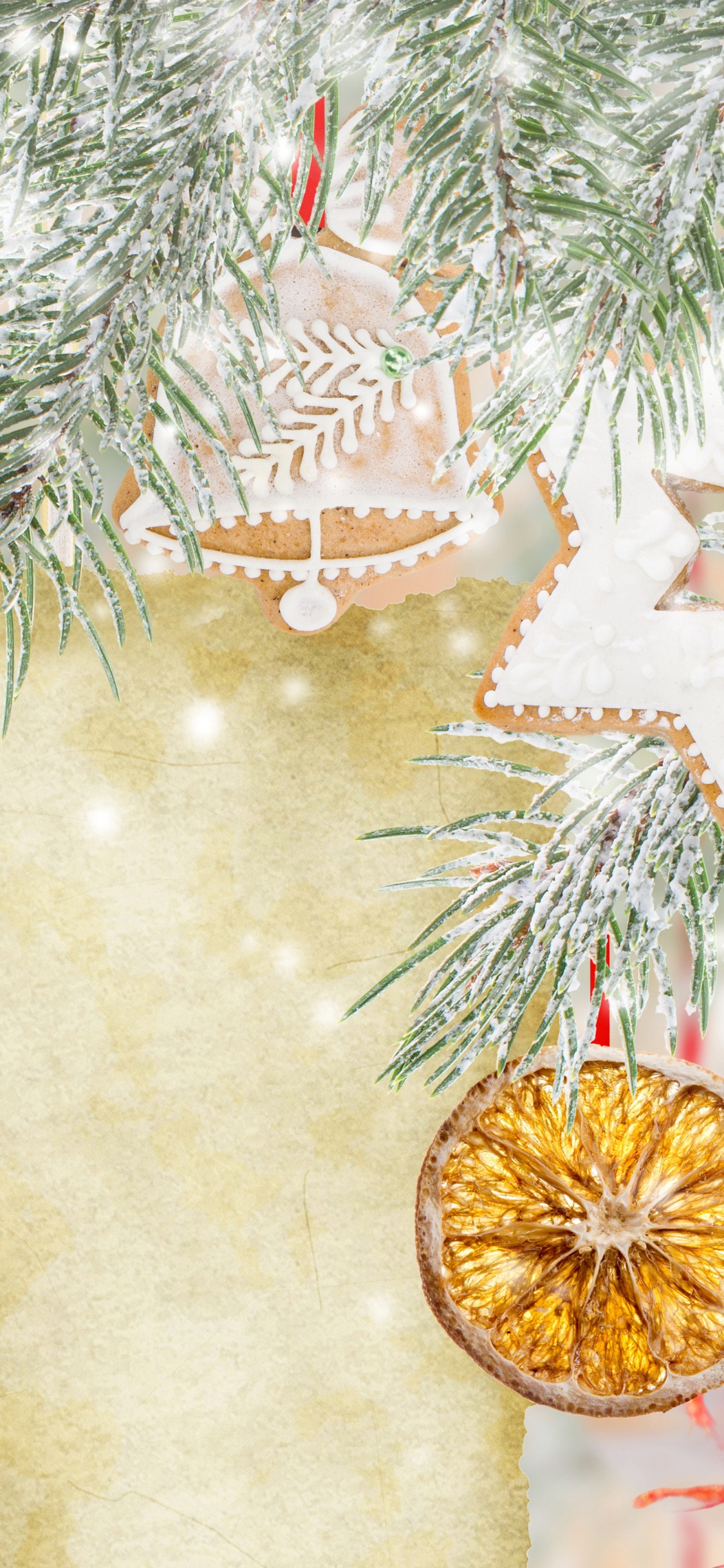 Обои Рождественский день, елка, рождественский орнамент, пихта, Рождественские украшения в разрешении 1125x2436