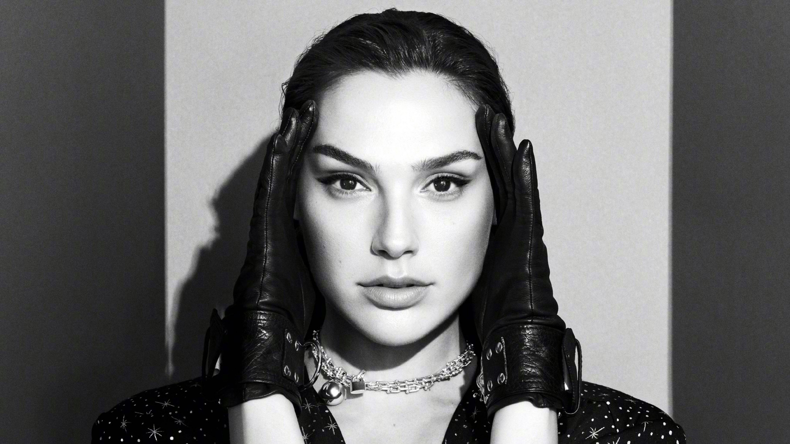 Обои перчатки гал гадот, Гал гадот, чудоженщина, Диана принц, лицо в разрешении 2560x1440