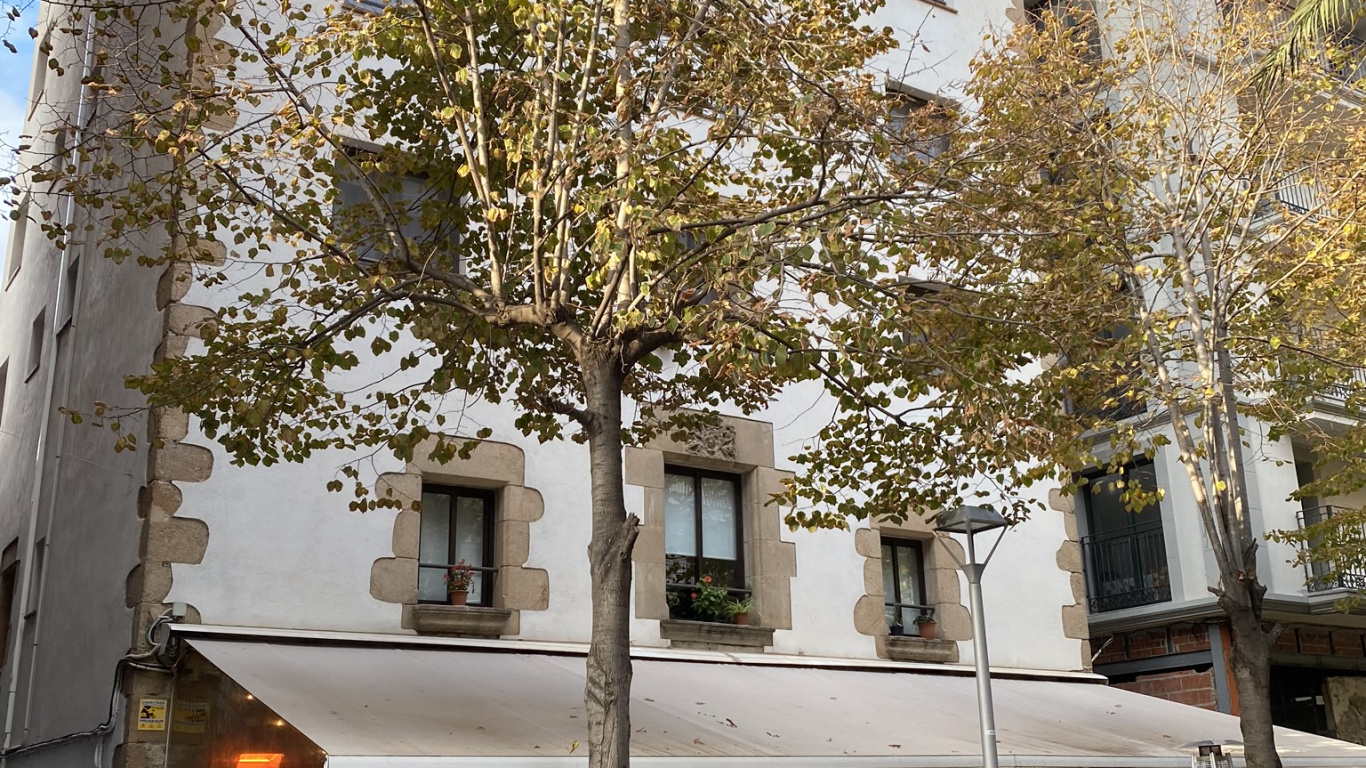 Обои смешанное использование, недвижимость, здание, квартира, уличная мебель в разрешении 1366x768