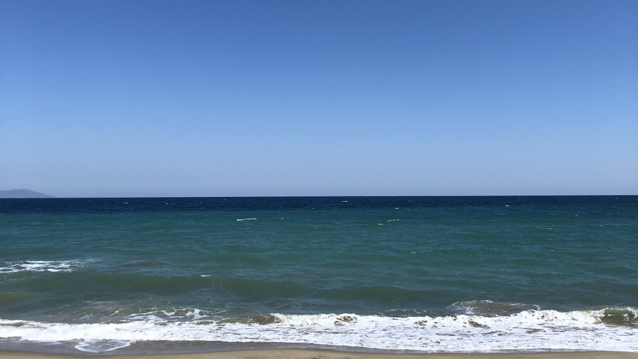 Обои море, пляж, вода, ветровая волна, водоем в разрешении 1280x720