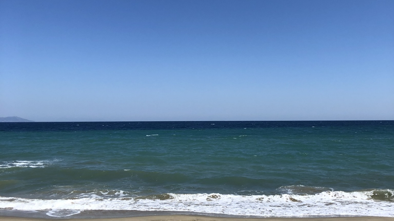 Обои море, пляж, вода, ветровая волна, водоем в разрешении 1366x768