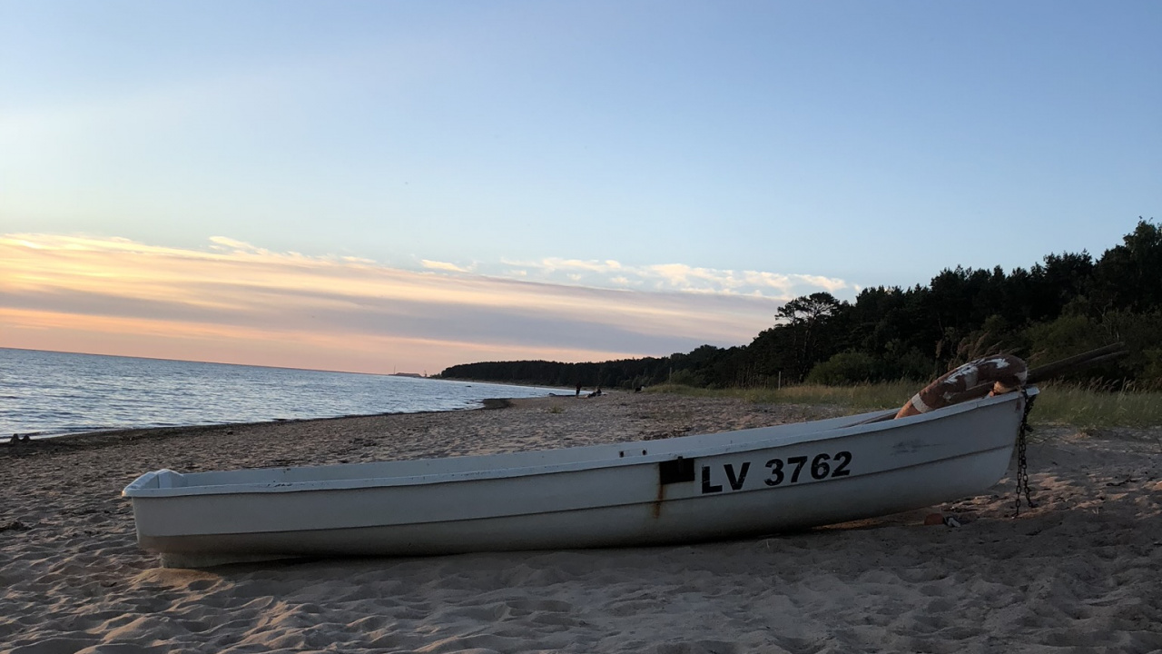 Обои вода, песок, берег, судно, пейзаж в разрешении 1280x720