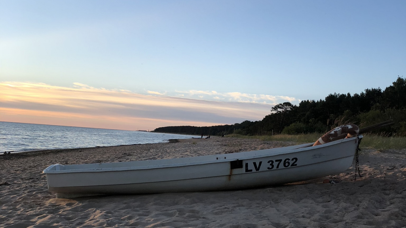 Обои вода, песок, берег, судно, пейзаж в разрешении 1366x768