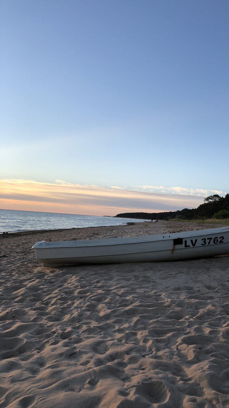 Обои вода, песок, берег, судно, пейзаж в разрешении 750x1334
