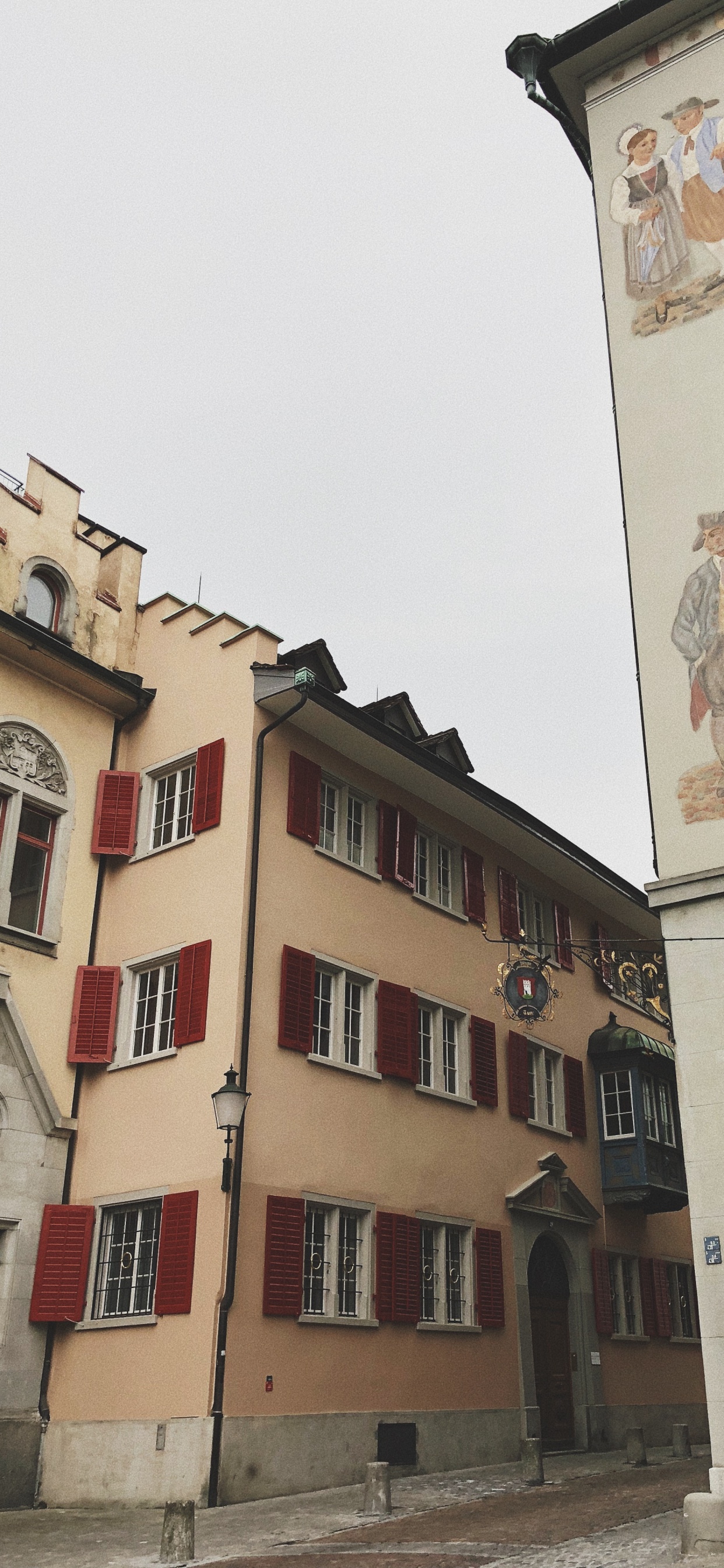 Обои архитектура, окно, фасад, соседство, городок в разрешении 1242x2688