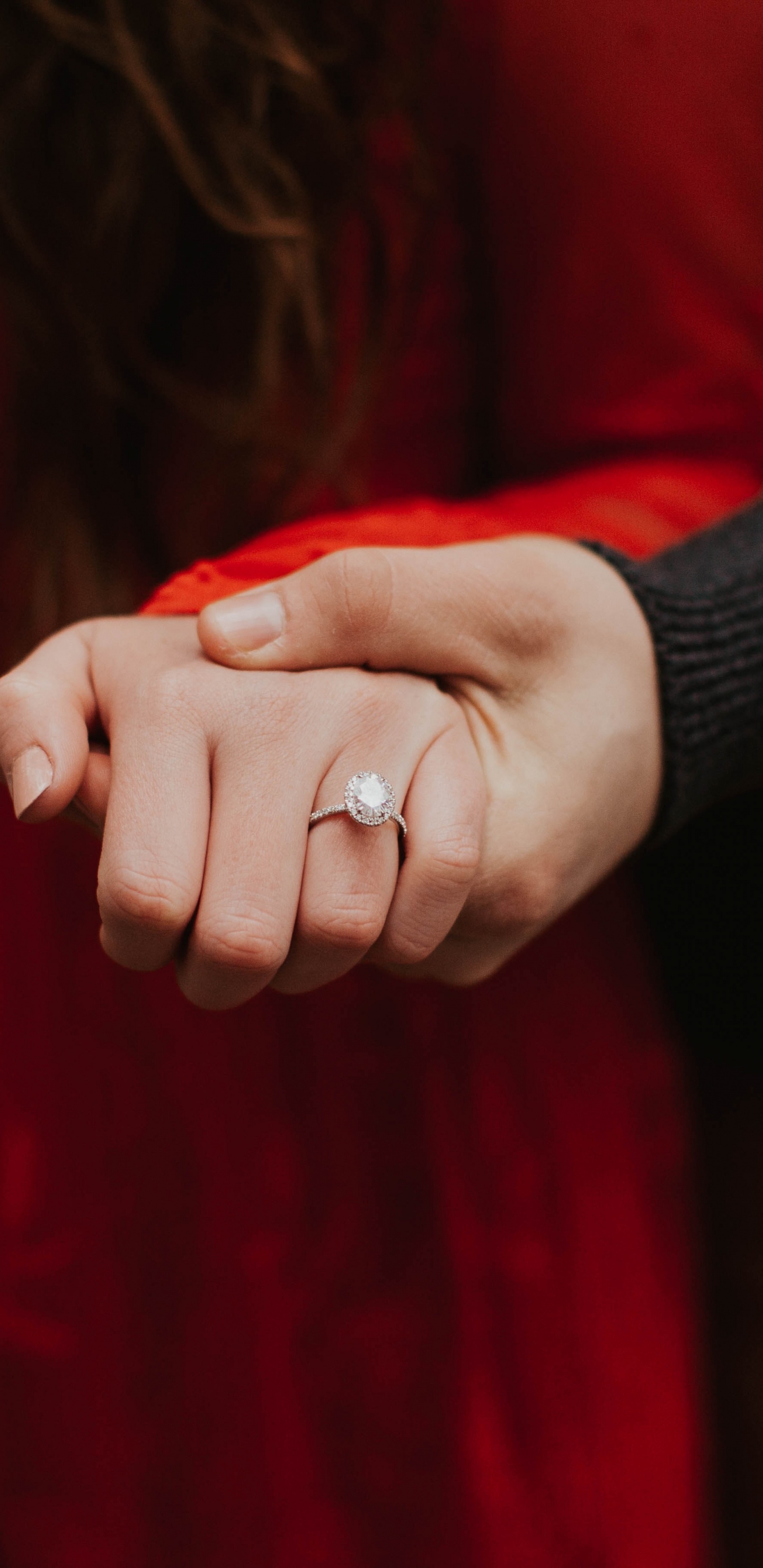 Обои роман, красный цвет, рука, верхняя одежда, палец в разрешении 1440x2960