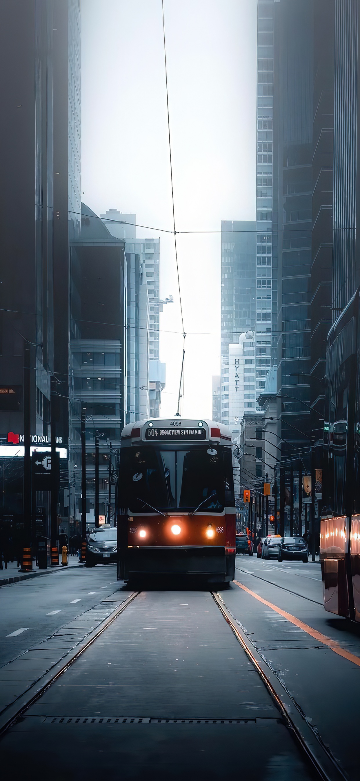 Обои здание, небоскреб, легковые автомобили, автомобильное освещение, автобус в разрешении 1242x2688