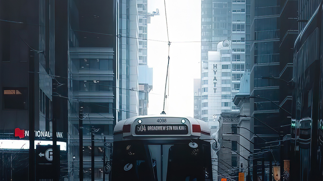 Обои здание, небоскреб, легковые автомобили, автомобильное освещение, автобус в разрешении 1280x720