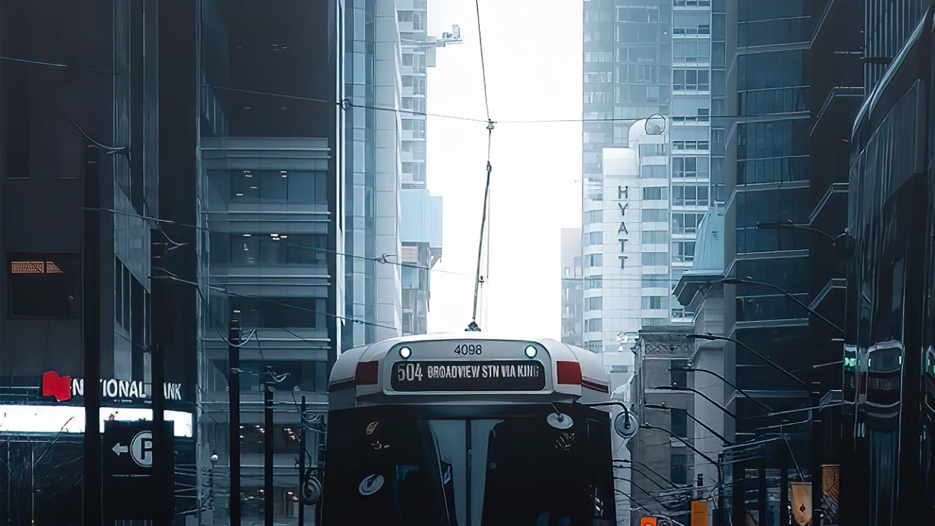 Обои здание, небоскреб, легковые автомобили, автомобильное освещение, автобус в разрешении 1366x768