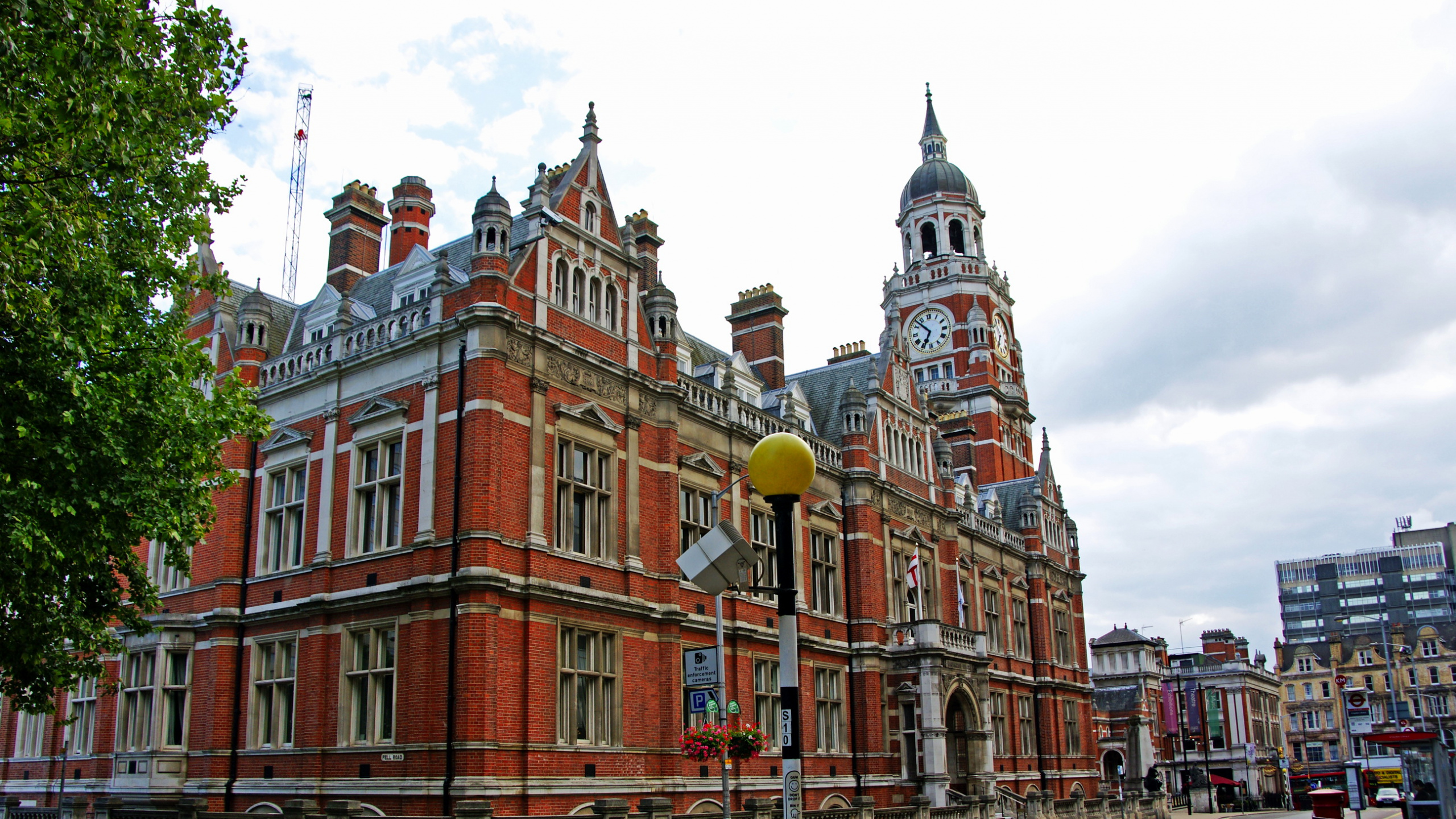 Обои Кройдон Ратуши, средневековая архитектура, город, здание, достопримечательность в разрешении 2560x1440