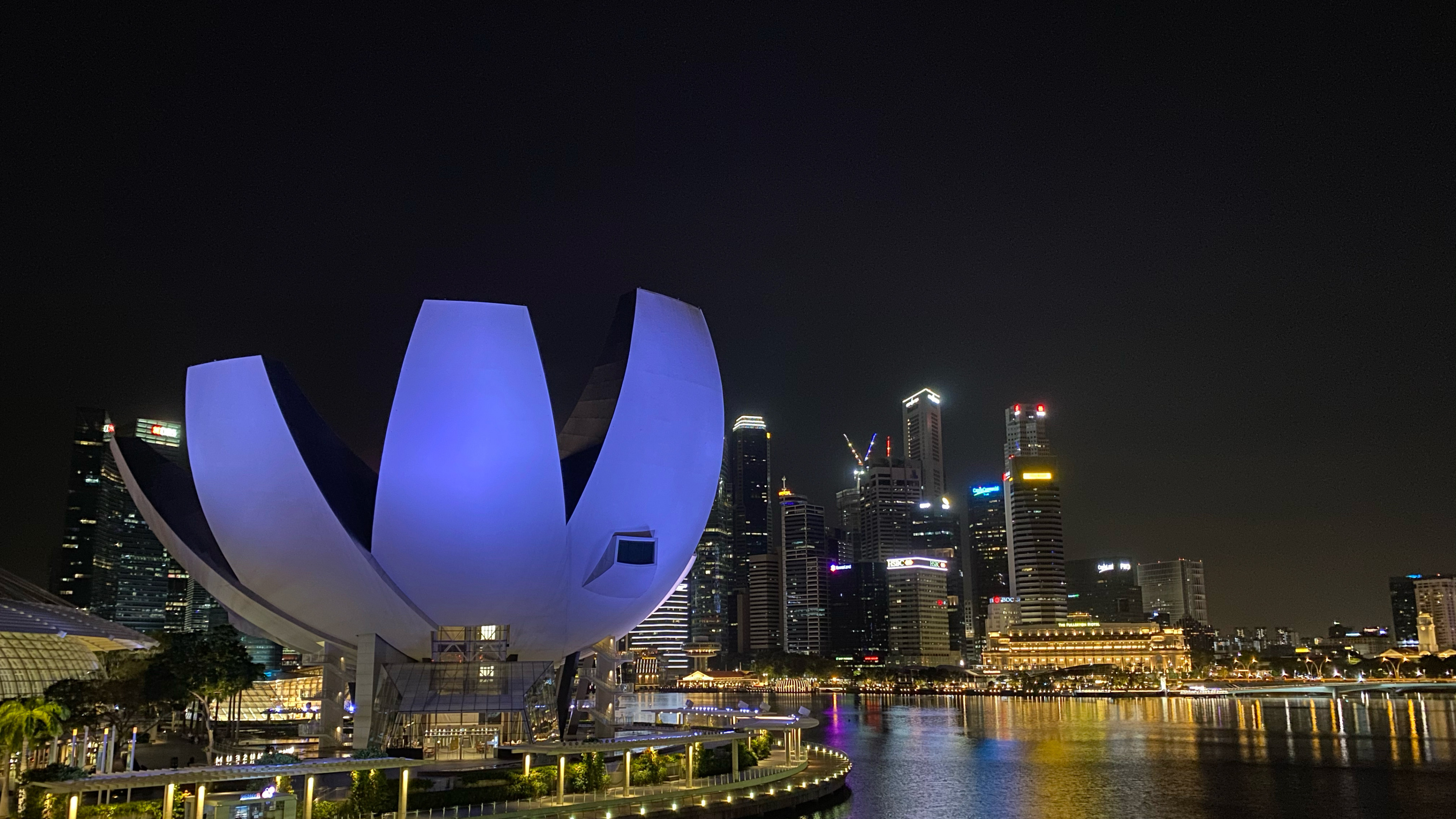 Обои отражение, небоскреб, вода, ночь, город в разрешении 3840x2160