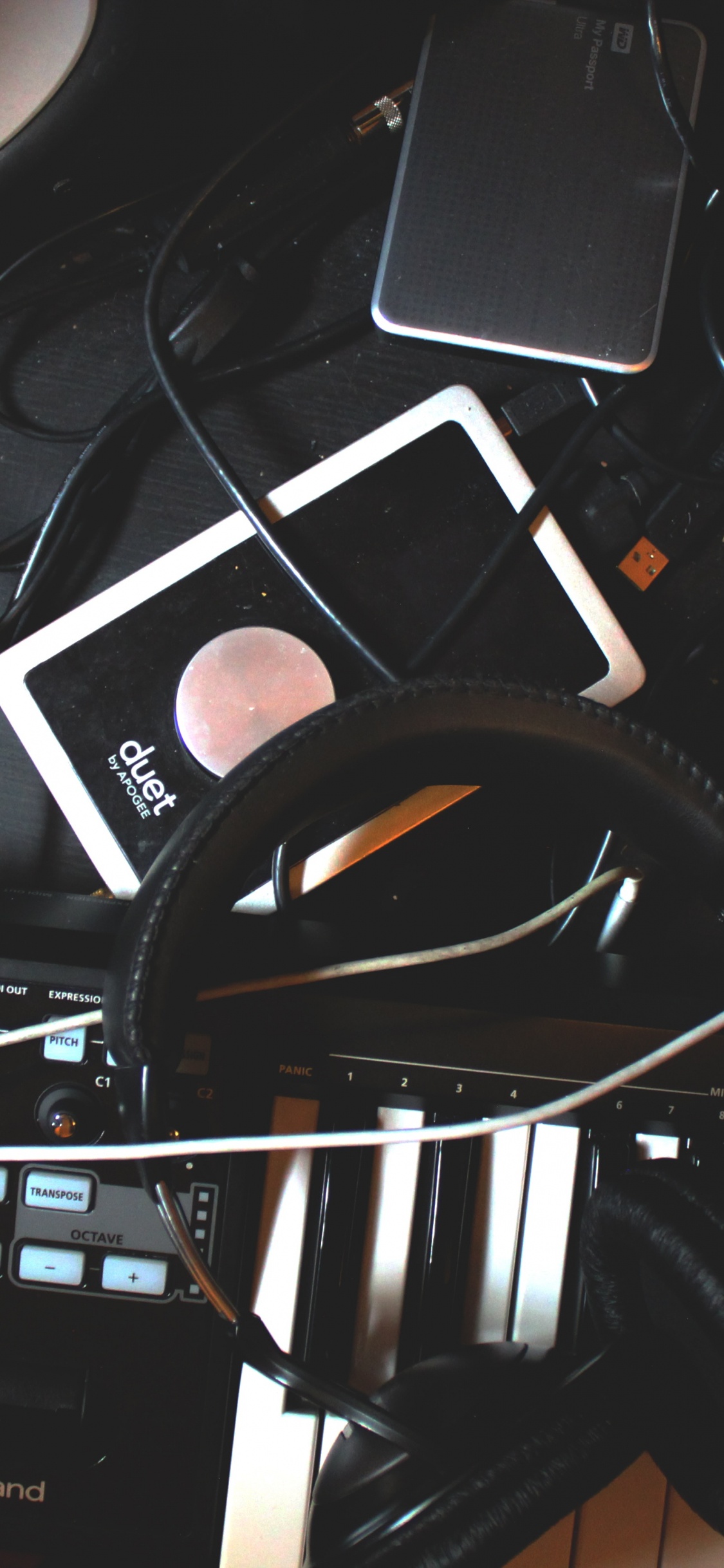 Обои музыкальный продюсер, студия звукозаписи, музыкант, музыкальная индустрия, электронный инструмент в разрешении 1125x2436