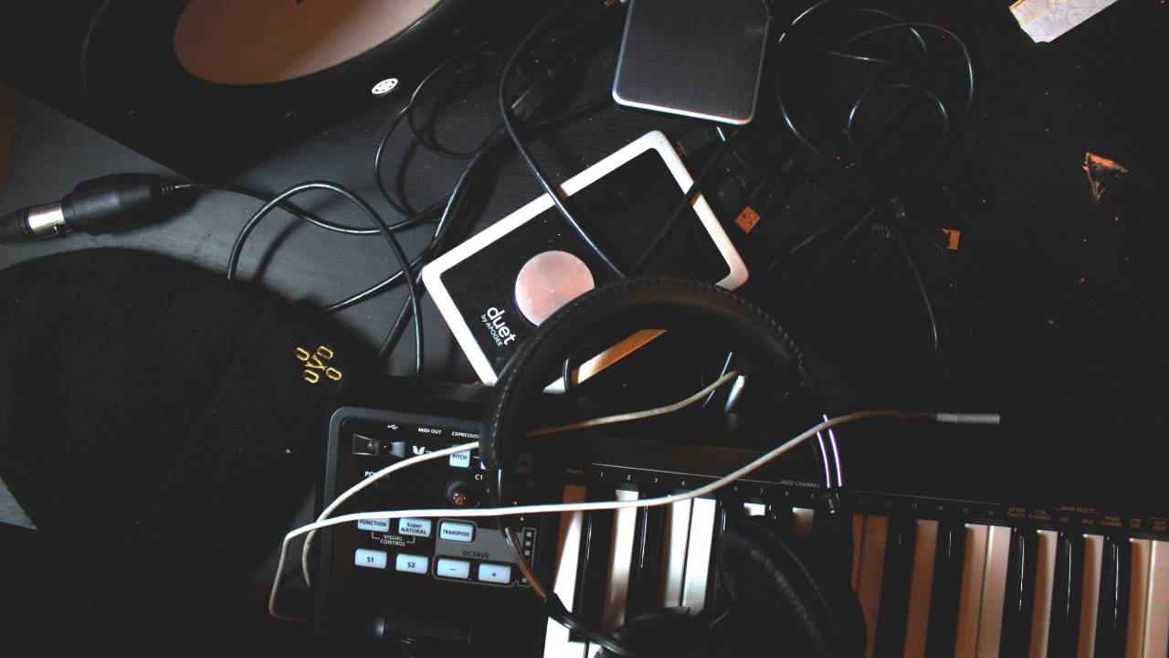 Обои музыкальный продюсер, студия звукозаписи, музыкант, музыкальная индустрия, электронный инструмент в разрешении 1280x720