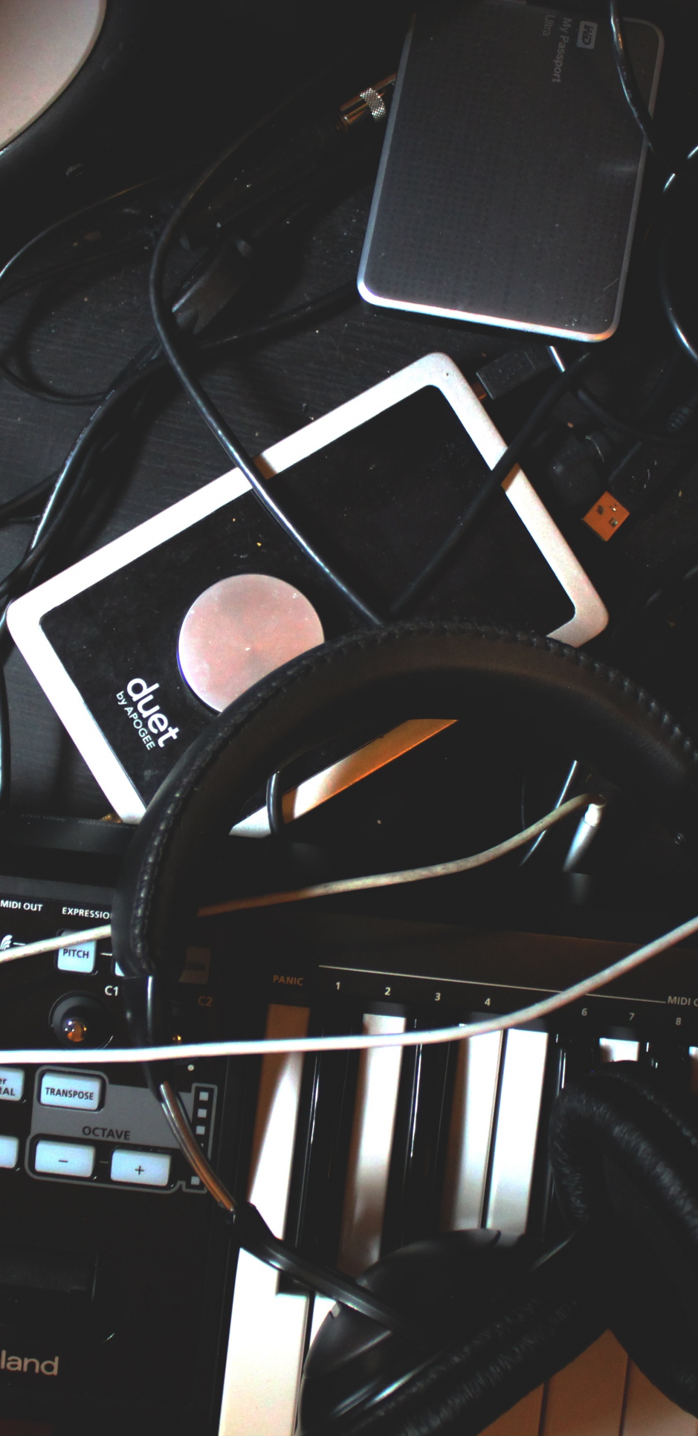 Обои музыкальный продюсер, студия звукозаписи, музыкант, музыкальная индустрия, электронный инструмент в разрешении 1440x2960