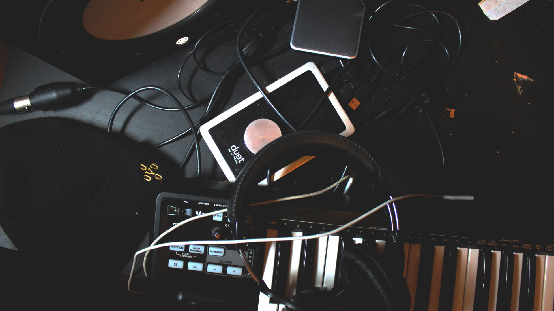 Обои музыкальный продюсер, студия звукозаписи, музыкант, музыкальная индустрия, электронный инструмент в разрешении 1920x1080