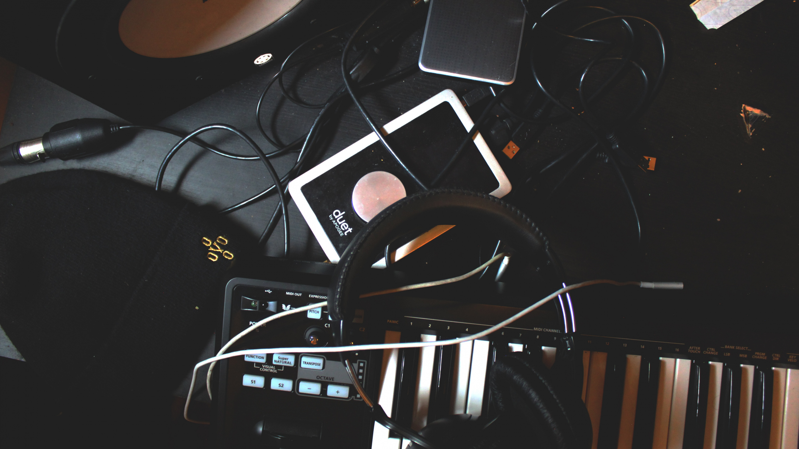 Обои музыкальный продюсер, студия звукозаписи, музыкант, музыкальная индустрия, электронный инструмент в разрешении 2560x1440