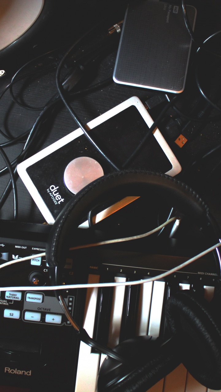 Обои музыкальный продюсер, студия звукозаписи, музыкант, музыкальная индустрия, электронный инструмент в разрешении 720x1280